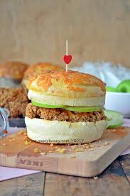 Seseorang boleh menyediakan pelbagai hidangan dengan resipi vegan, resipi vegan, atau resipi berasaskan. Burger Ayam Cornflakes Qasey Honey