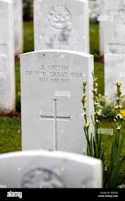 Ww1 grave hi-res stock photography and ...