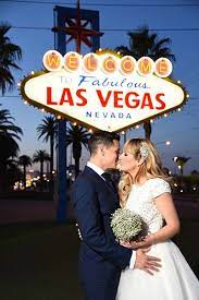 20 Wedding Photos You Must Have Vegas Wedding Photos Vegas Wedding Las Vegas Wedding Photos