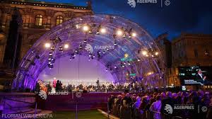 ˈviːnɐ ˈʃtaːt͡sˌʔoːpɐ) is an opera house and opera company based in vienna, austria. 10 000 De Persoane Au Celebrat Cea De A 150 A Aniversare Operei De Stat Din Viena