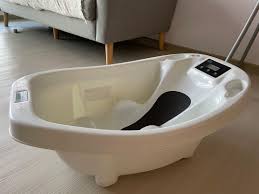 Aqua scale is a baby bath tub that is made with the latest technology. Aqua Scale Baby Bathtub With Weighing Scale And Temperature Indicator Babies Kids Nursing Feeding Weaning Toddler Feeding On Carousell