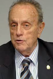 Manuel Fraga interrumpe una conferencia en Granada al ser increpado