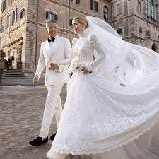 Lady kitty spencer's wedding dress has been revealed after she got married to billionaire fashion businessman martin lewis. 699yzu9s0hqnkm