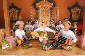 Sebab untuk wisatawan, tari kecak ini menjadi suatu hiburan yang unik dan menarik. Music Of Bali Wikipedia