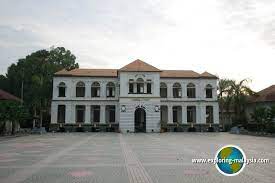 Muzium di dalam taman yang indah, muzium sultan abu bakar, cukup menarik untuk dilawati bukan hanya kerana kekayaan bahan pamerannya tapi juga kerana betapa indahnya pemandangan di sekitar muzium ini yang lengkap dengan kolam, taman yang menghijau. Sultan Abu Bakar Museum Pekan Pahang