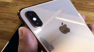 The iphone xs max display has rounded corners that follow a beautiful curved design, and these corners are within a standard rectangle. Iphone Xs Xs Max Unboxing And First Impression The Economic Times Video Et Now