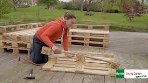 Möbel aus paletten stehen hoch im kurs! Palettensofa Bauen Youtube