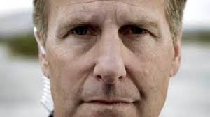 Watch: The Trailer for 'The Newsroom' Shows the Cast Standing Alone in a  Desert of Inadequate TV Journalism