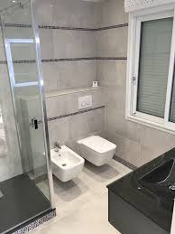 Salle De Bain Moderne Et Sobre Avec Wc Suspendu Et Bidet Douche Avec Mosaique Realisee Par An Orian Cedeo Salle De Bain Salle De Bain Salle De Bains Avec Wc