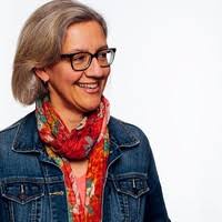 Lori Labarre's Instagram, Twitter & Facebook