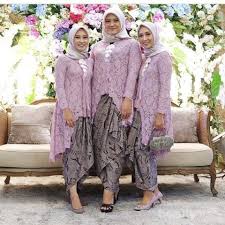 Seperti model kebaya modern yang satu ini yang tidak selalu terbuat selain inovasi model pada kebaya, perkembangan desain juga terjadi pada bawahan roknya. Ladies Yuk Intip 5 Inspirasi Model Rok Kebaya Hijabers Yang Lagi Digandrungi Para Wanita