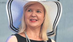 Radoszycka fontanna z sądem w tle