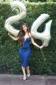Birthday Outfit Ideas For 17 Year Old Female Laura Wears Miami Fashion Blogger Birthday Photoshoot Birthday Girl Outfit Birthday Party Outfits
