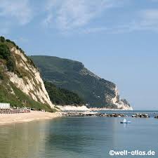 Simply enchanting the marches amidst culture, art, sea and for sports enthusiasts a holiday on the conero riviera is a truly unique experience that is especially. Foto Numana Riviera Del Conero Marken Welt Atlas De