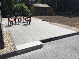 Die Terrasse Hat Eine Grosse Von 30 M2 Und Als Platten Wahlte Der Kunde Nanoline Terrassenplatten In Schiefergrau Gefl Garten Design Garten Ideen Landschaftsbau