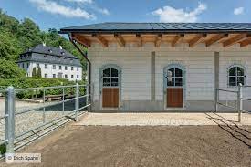 erich spahn direkt neben dem denkmalgeschutzten hammerschloss unterklingensporn wurde ein luxurioser pferdestall mit pferdestall stalle pferde stall bauen