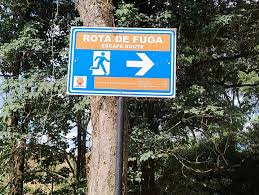 Defesa Civil orienta sobre sinalização de rotas no Complexo do Barreiro A  Defesa Civil Municipal orienta a população sobre as placas de rotas de fuga  e pontos de encontro instaladas no Complexo