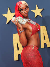 Who Is Sexyy Red? Drake Calls 'Pound Town' Rapper His 'Rightful ...