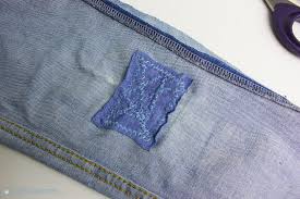 Achte dabei darauf, dass du das bügeleisen auf die richtige stufe (baumwolle) eingestellt hast und das vlies das loch jetzt kommt die nähmaschine zum einsatz, doch keine sorge: Tutorial Wie Flicke Ich Eine Jeans Janaknopfchen