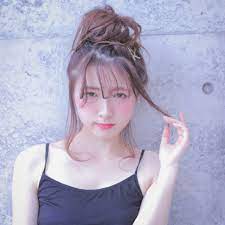 良く見るおしゃれな髪型って コテを使わないと出来ないんでしょ と思われがちですが 実はそんなことないんです コテ無し 編み込み無しでとっても簡単に仕上がるヘアアレンジをご紹介 引き出したり 後れ毛を作ったり マジェステを使ったりするだけなので 不器用