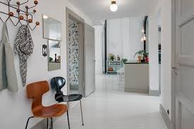 الأبواب الرمادية في الداخل