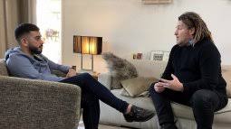 Jumelles sur les yeux, téléphone dans la main, yves. Dans Les Yeux D Olivier En Replay Revoir Toutes Les Emissions De Dans Les Yeux D Olivier En Replay