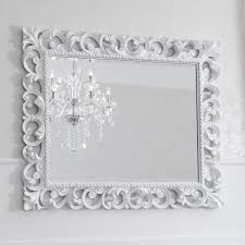 Appesi al muro come se fossero quadri, creano effetti scenografici nella tua camera da letto e animano l'ambiente. Specchiera Zaafira Stile Barocco Cornice Traforata Bianco Laccato Specchio Molato Cm 94 X 74 Simone Guarracino Luxury Design