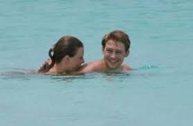 Folklore çıktığında exile ve betty şarkılarındaki w.b.'nin joe alwyn olduğunu herkes zaten tahmin etmişti. Joe Alwyn Height Weight Age Bio Wiki Family Net Worth Girlfriend