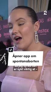 Influenser Camilla Lorentzen åpner opp om spontanaborten til sin kone,  Julie Lorentzen, på Vixen Awards fredag kveld❤️ #rødløper #redcarpet  #camillalorentzen #julielorentzen #miscarriage #spontanabort ...