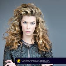 Non dimenticate che se fate la piega liscia dal parrucchiere, ma poi nella vita di tutti i giorni portate i capelli ricci un taglio troppo corto del ciuffo . Tagli Capelli Ricci Laura Bondesani