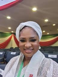 Nollywood actress Evan OKORO gave her odogwu husband ❤️ drink 🍻