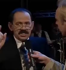 John Paul Larkin, alias John Scatman, entwickelte seinen einzigartigen  Scat-Stil, indem er seinen schweren Stotteranfall überwand und seine größte  Schwierigkeit in seinen größten Erfolg verwandelte.