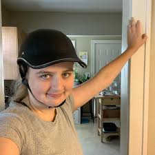 Who Plays Hailee In 'Overcompensating'? Meet Holmes