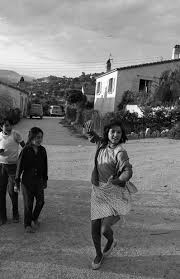 Robert Doisneau Gypsies Petite Danseuse Tzigane A Plan De Grasse Juin 1969 Photographie Noir Et Blanc Robert Doisneau Et Photo Noir Et Blanc