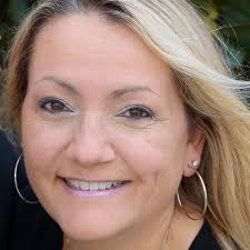 DrPimplePopper is an expert at putting her patients at ease! 👍