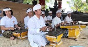 Cara memainkan gamelan dengan cara di pukul / tabuh yang biasanya terdiri dari satu set alat musik ( kendang, gong, bonang, saron, demung, gender ) yang dimainkan bersama sama. Gambelan Saron Khusus Untuk Dewa Yadnya