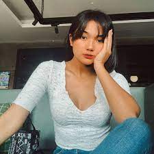 Terinspirasi sayap kelelawar, model batwing adalah model lengan yang langsung menyatu dengan pinggang seperti sayap. Adu Seksi Pakai Baju Belahan Dada Terbuka Marion Jola Vs Agnez Mo Mana Yang Paling Kece Semua Halaman Stylo