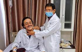 Anh trò chuyện với pv với giọng nói yếu ớt và gần như bị mất tiếng. Nghá»‡ SÄ© Giang Coi Cháº¥p Nháº­n Ä'iá»u Trá»‹ Bá»‡nh Ung ThÆ° Vom Há»ng NhÆ°ng Pháº£i Chá» Äƒn Táº¿t Xong