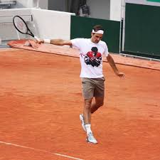 Roger federer can be equally dangerous with his topspin or his slice. The Short Brown Worn By Roger Federer On The Account Instagram Rogerfedererthelegend During His Training For Roland Garros 2019 Spotern