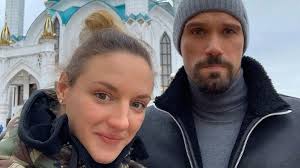 Az első olyan versenyző, aki egy időben tartotta a világcsúcsot mind az öt vegyesúszó számban (200 m, 400 m, rövid pályán: Forro Csokcsata Hosszu Katinka Es Parja Gelencser Mate Az Uszodaban Is Szenvedelyesen Bujik Ossze Nlc