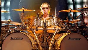 What kind of drum sets does alex van halen use? Alex Van Halen S Invasion Tour Drum Kit Sells For 230 000 At Auction Iheartradio