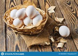 Hoy jugamos a ser gallinas con este divertido juguete, que es más que un juego de mesa. Juego De Huevos De Gallina En La Cesta Con Aserran En El Paa O De Chaqueta Yace Sobre La Mesa De Madera Foto De Archivo Imagen De Huevos Alimento 159433078
