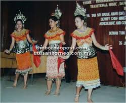 Pakaian tradisional perempuan kaum iban sangat unik dan menarik kerana diperbuat daripada kain tenun. Pakaian Tradisional Kaum Iban Wikipedia