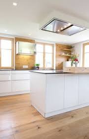 Hochglanzende Kuchenfront Und Abgehangte Decke Wohnung Kuche Haus Kuchen Kuche Weiss Holz