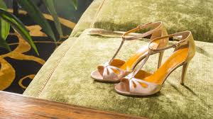 Weddbook ♥ vintage vera wang mariage peep toe plat avec détails en cristal. Mariage Des Chaussures Stylees Et Leur Alternative Confortable Madame Figaro