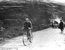 Risultati immagini per un uomo al comando ciclismo