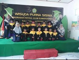 Susunan acara upacara wisuda sarjana dan pasca sarjana universitas suryakancana rabu, tanggal 2 protokoler wisuda 2014. Mi Tk Fathul Ulum Sumberjokidul Mewisuda Siswa Di Saat Pandemi Lp Maarif Nu Jawa Timur