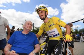 Le français julian alaphilippe a chèrement défendu son maillot jaune qu'il a finalement conservé sur la ligne malgré. Cycling Julian Alaphilippe Mourns The Disappearance Of His Father Archyde