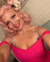 Hello Vegas I am here!!!! Made it safely at 4am to @stratvegas for Day 1!  Can't wait to see everyone and make some magic happen!!!! Lipstick  @dafna.beauty Skincare @the.parisian.hostess Lashes @gtlashandbrows Outfit @