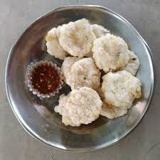 Pertama masak nasi sampai matang setelah itu masukkan nasi ke daun pisang kukus nasi yang sudah di bungkus daun pisang jadi dech lontong. 5 Camilan Unik Dari Nasi Sisa Yang Bikin Nagih Pernah Coba Bikin